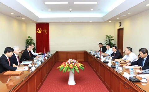 Encuentro entre el director general de la Agencia Vietnamita de Noticias (VNA), Nguyen Duc Loi, y el presidente de Prensa Latina, Luis Enrique González (Fuente: VNA).